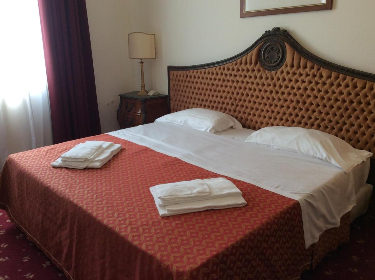 Le Grand Hotel Riccione Esterno foto